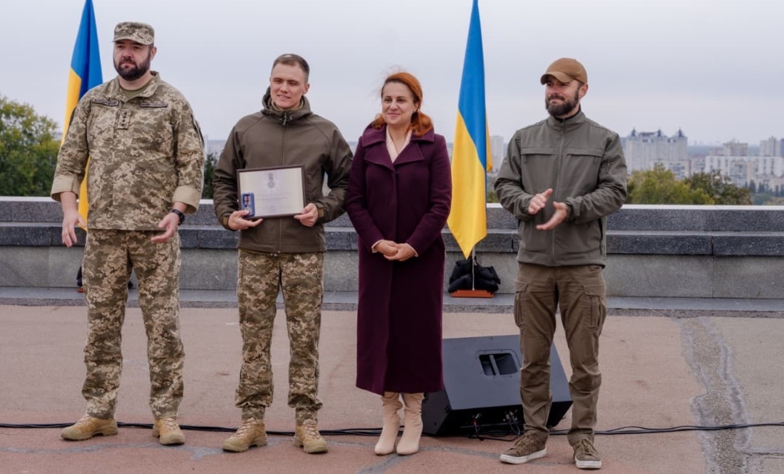 Роман Карабут другий ліворуч.