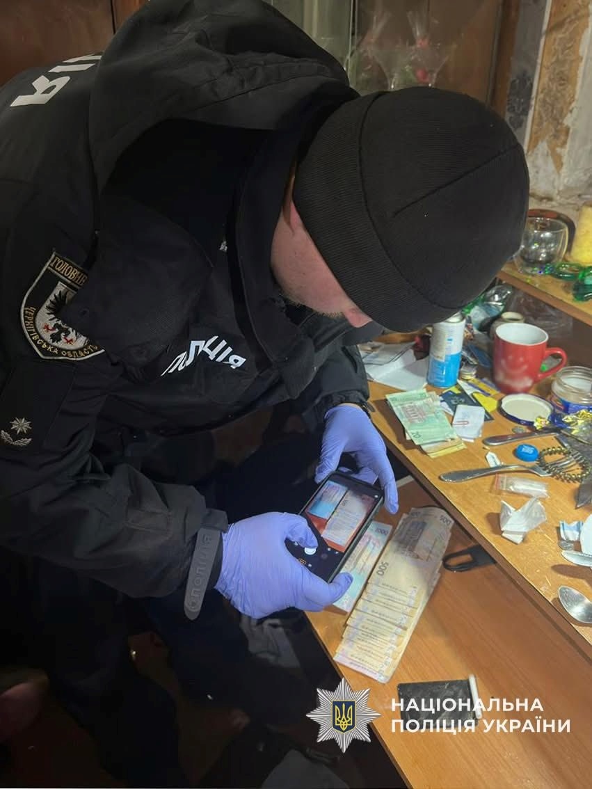 Ніжинські поліцейські затримали підозрювану у збуті наркотиків