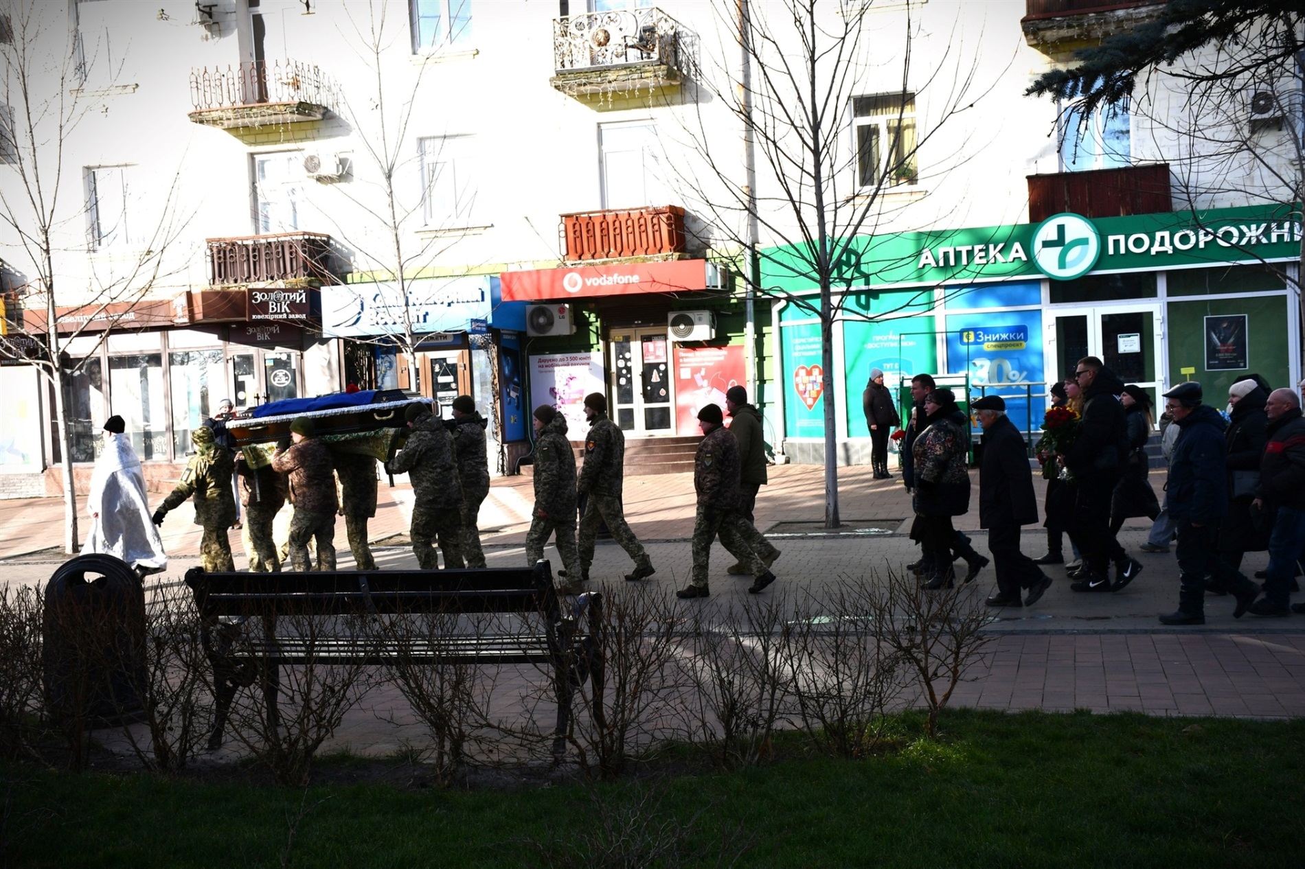 У НІЖИНІ ПОПРОЩАЛИСЯ ІЗ ЗАГИБЛИМ ЗАХИСНИКОМ СЕРГІЄМ САМОТКАНОМ