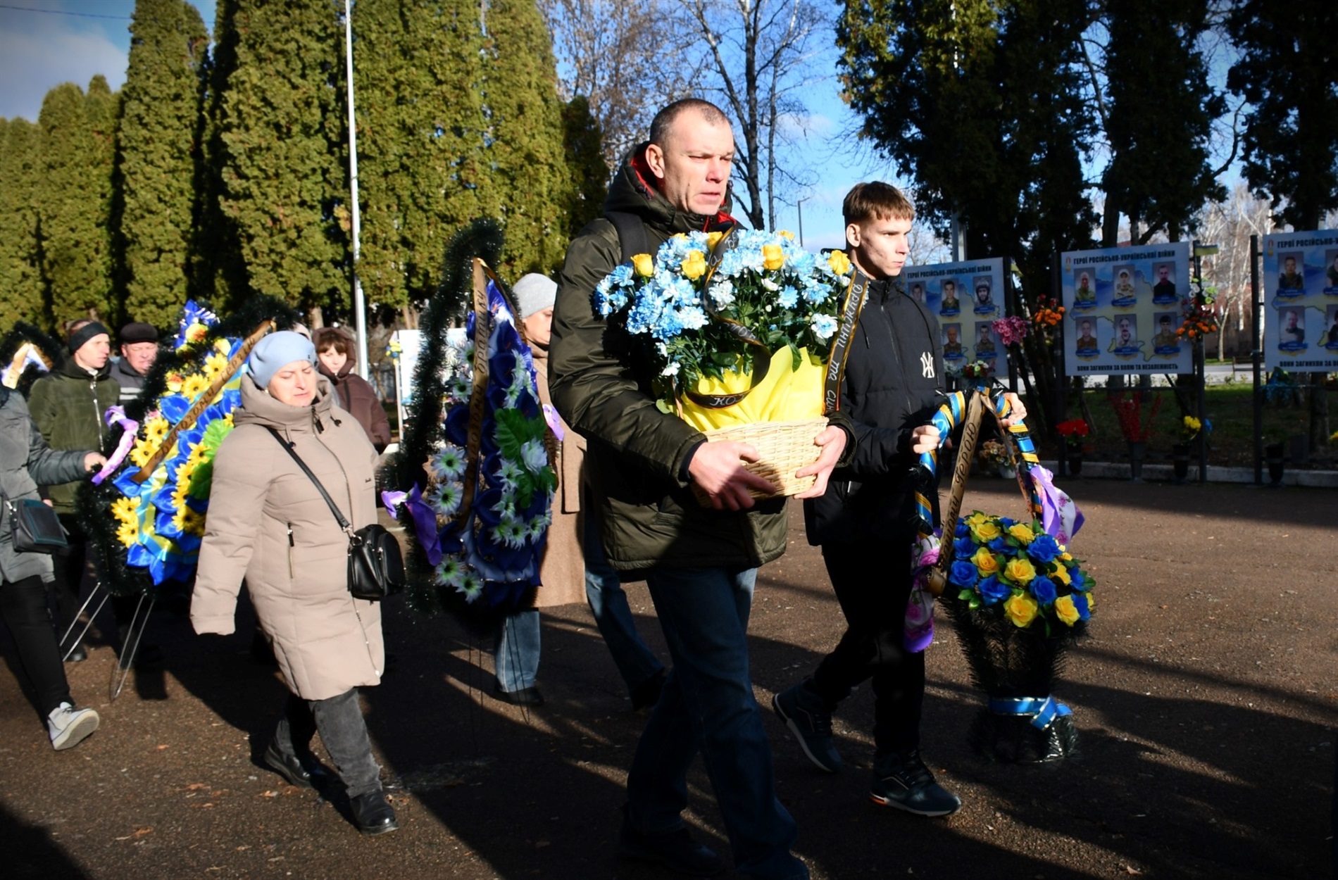 У НІЖИНІ ПОПРОЩАЛИСЯ ІЗ ЗАГИБЛИМ ЗАХИСНИКОМ СЕРГІЄМ САМОТКАНОМ
