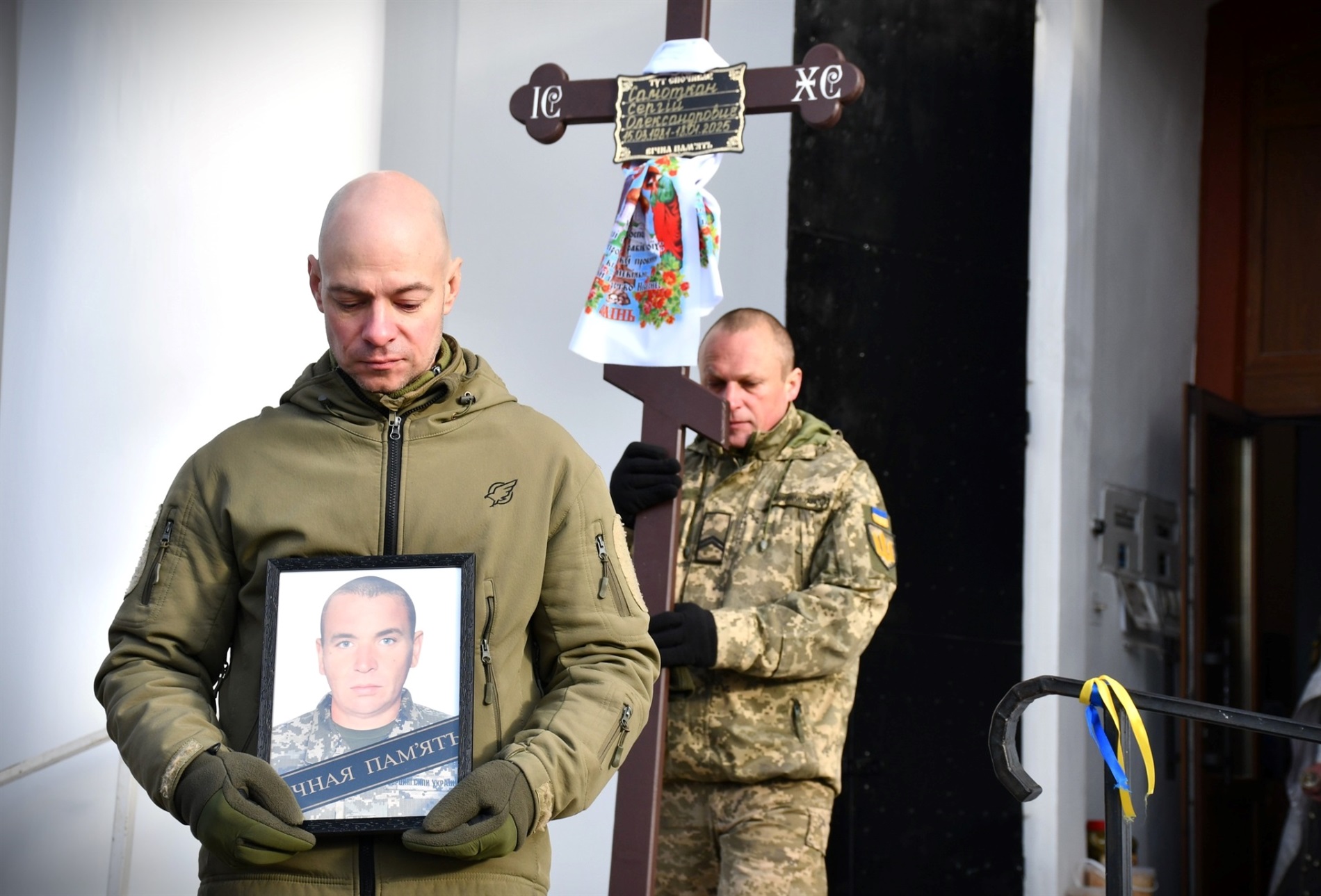 У НІЖИНІ ПОПРОЩАЛИСЯ ІЗ ЗАГИБЛИМ ЗАХИСНИКОМ СЕРГІЄМ САМОТКАНОМ