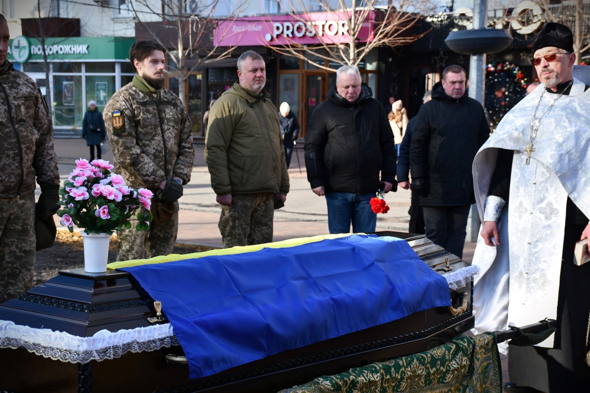 У НІЖИНІ ПОПРОЩАЛИСЯ ІЗ ЗАГИБЛИМ ЗАХИСНИКОМ СЕРГІЄМ САМОТКАНОМ