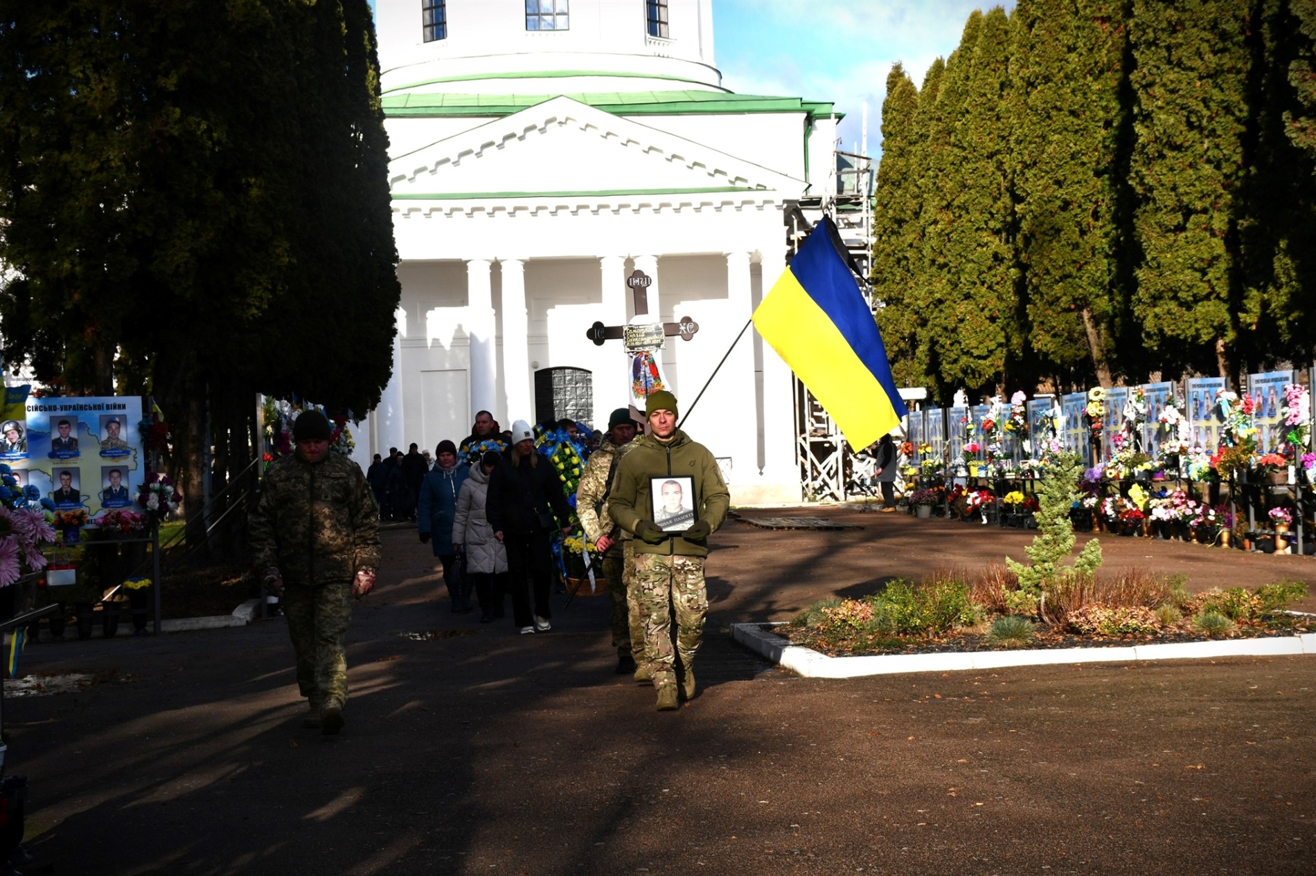 У НІЖИНІ ПОПРОЩАЛИСЯ ІЗ ЗАГИБЛИМ ЗАХИСНИКОМ СЕРГІЄМ САМОТКАНОМ