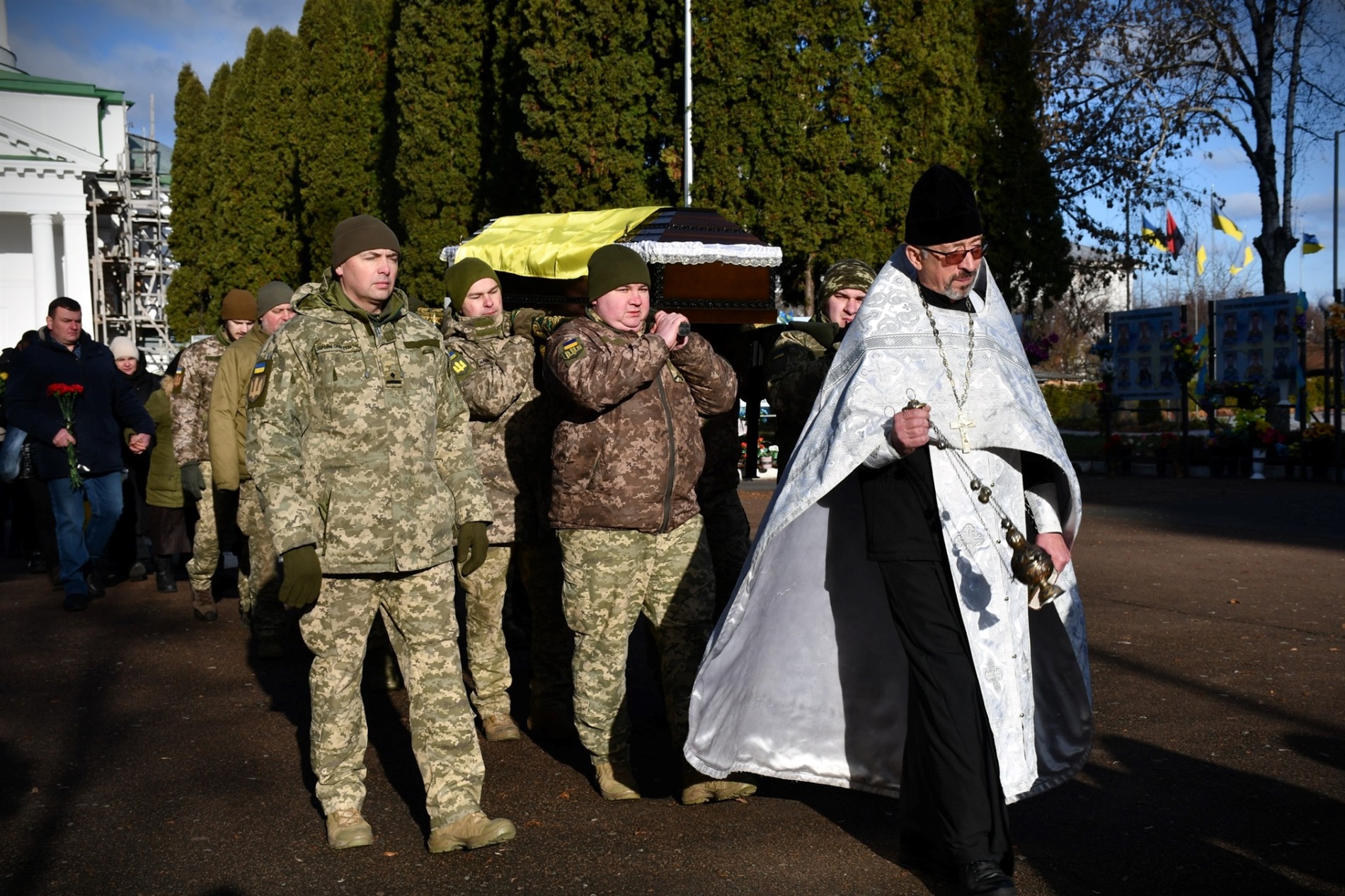 У НІЖИНІ ПОПРОЩАЛИСЯ ІЗ ЗАГИБЛИМ ЗАХИСНИКОМ СЕРГІЄМ САМОТКАНОМ