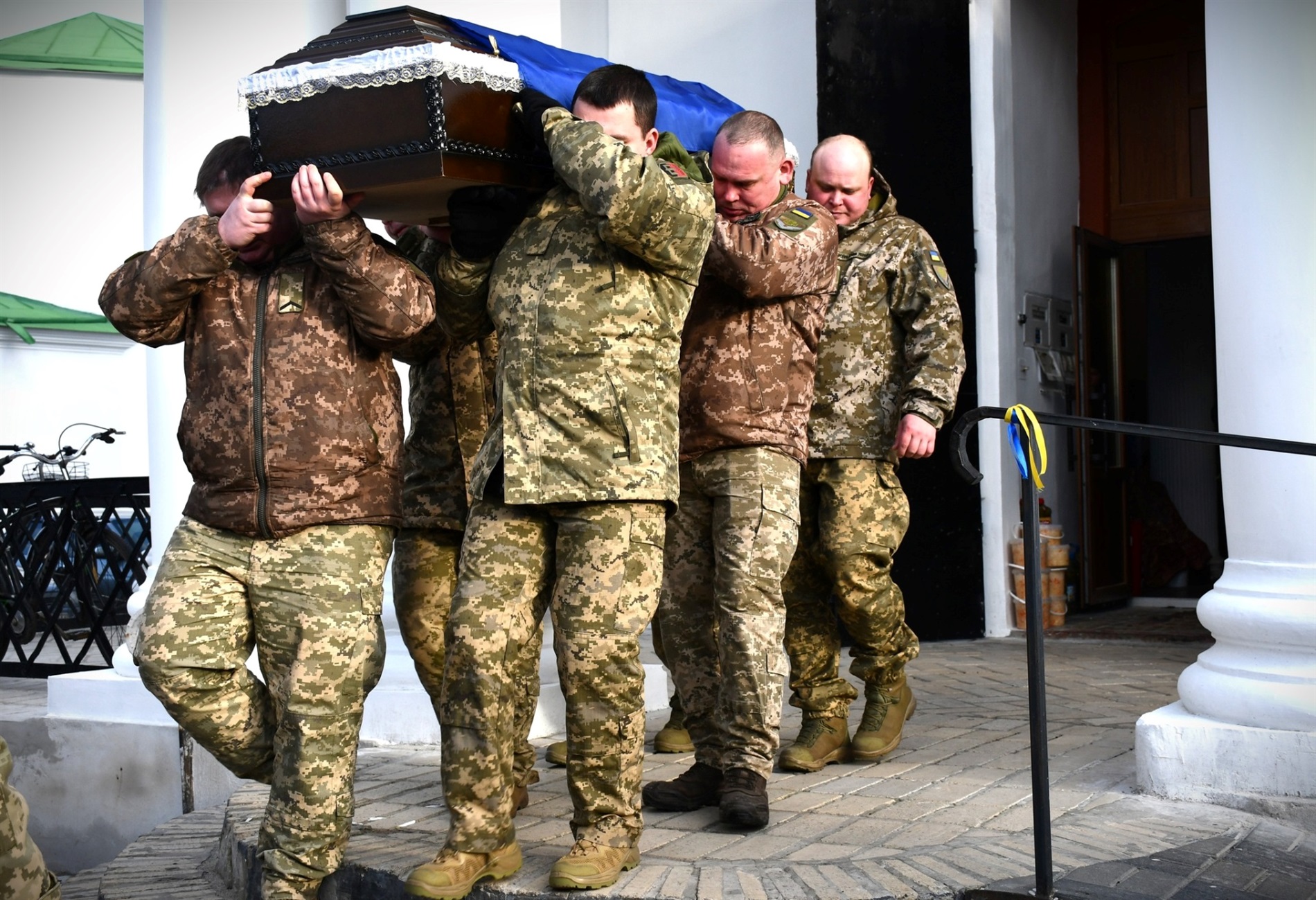 У НІЖИНІ ПОПРОЩАЛИСЯ ІЗ ЗАГИБЛИМ ЗАХИСНИКОМ СЕРГІЄМ САМОТКАНОМ