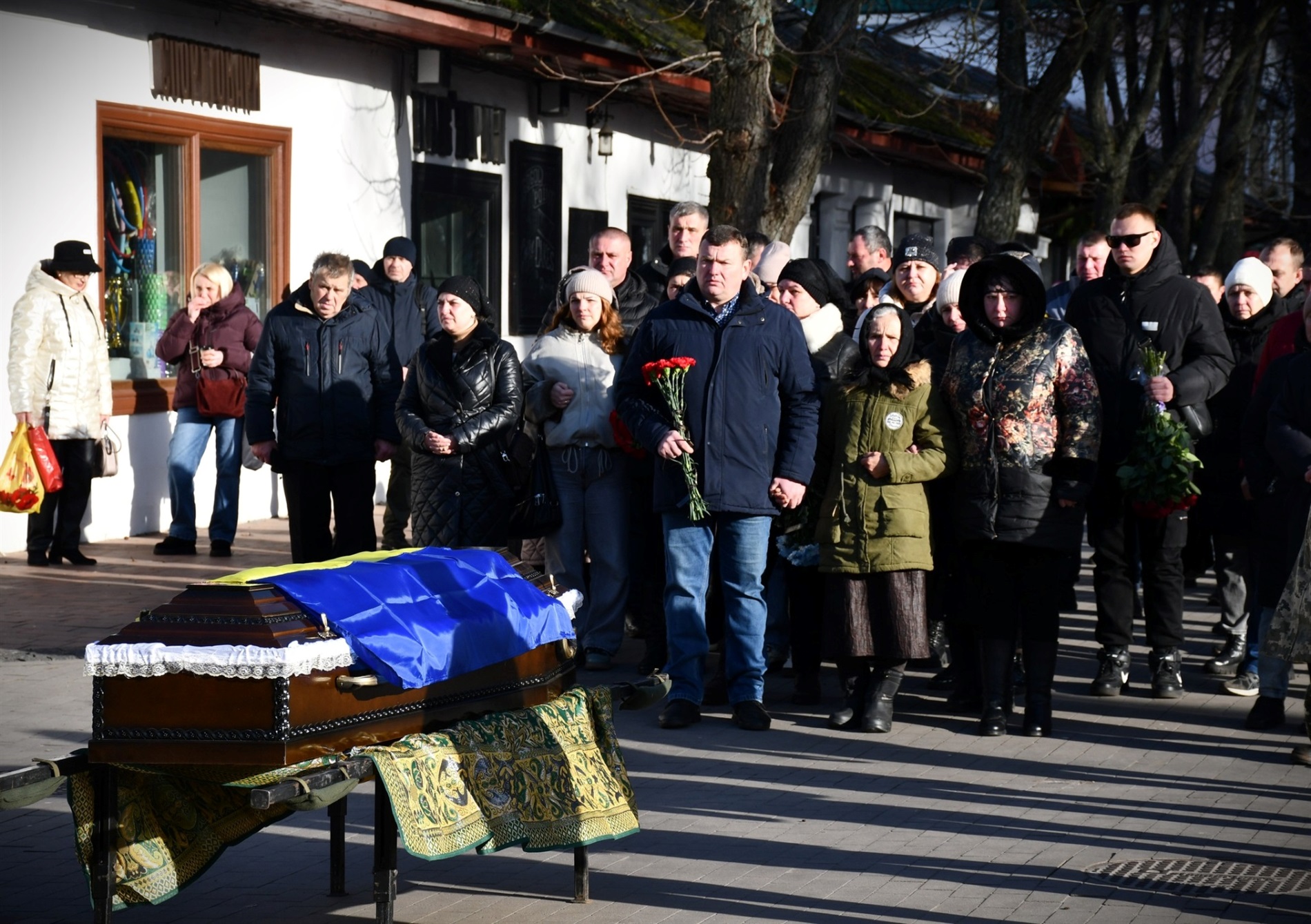 У НІЖИНІ ПОПРОЩАЛИСЯ ІЗ ЗАГИБЛИМ ЗАХИСНИКОМ СЕРГІЄМ САМОТКАНОМ