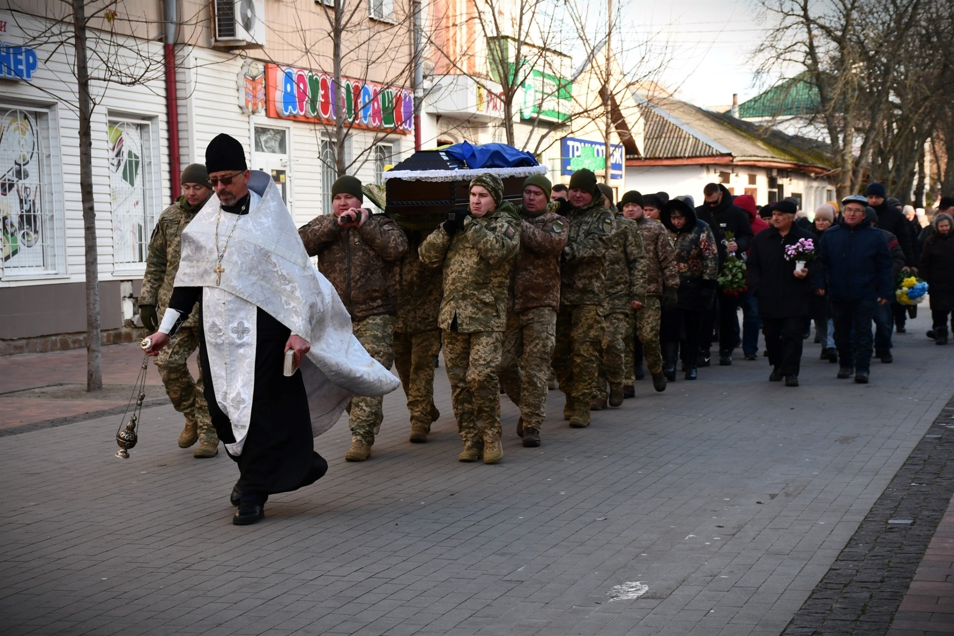 У НІЖИНІ ПОПРОЩАЛИСЯ ІЗ ЗАГИБЛИМ ЗАХИСНИКОМ СЕРГІЄМ САМОТКАНОМ
