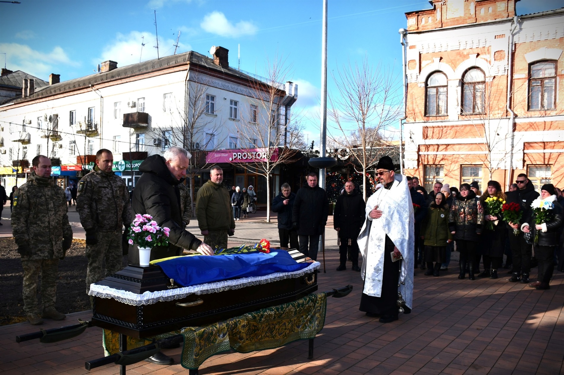 У НІЖИНІ ПОПРОЩАЛИСЯ ІЗ ЗАГИБЛИМ ЗАХИСНИКОМ СЕРГІЄМ САМОТКАНОМ