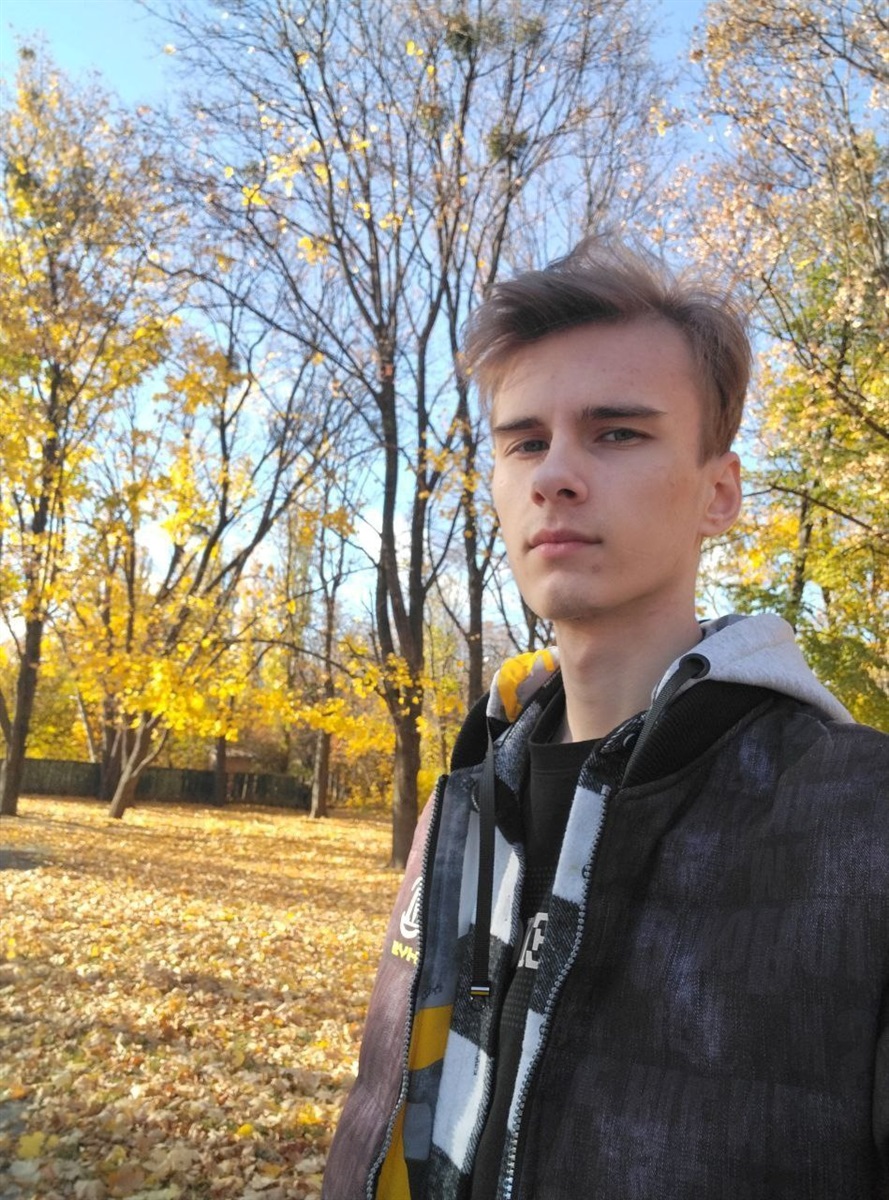 Максим Сухарєв