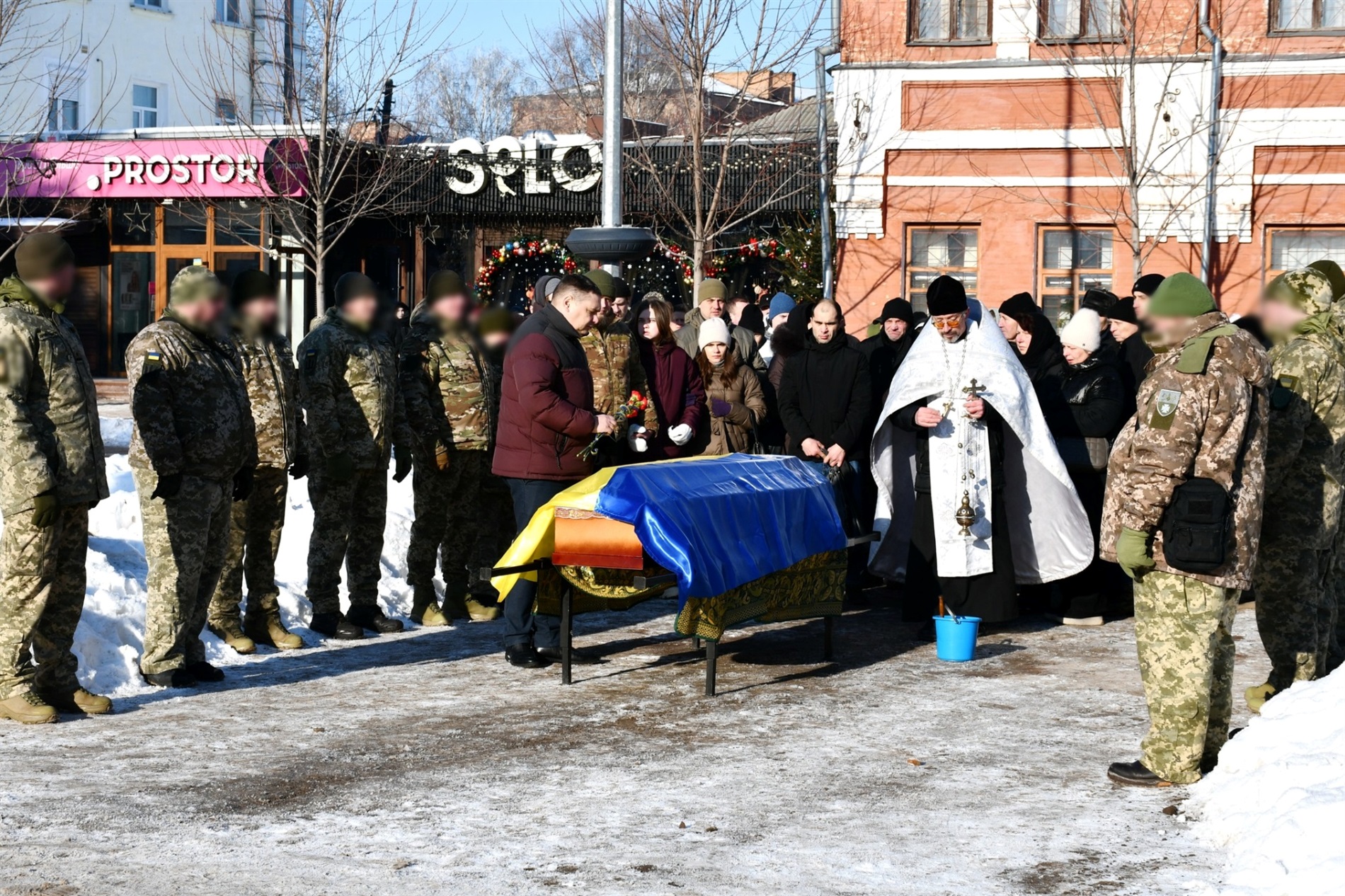 Ніжинська громада провела в останню путь загиблого воїна Романа Дорошенка