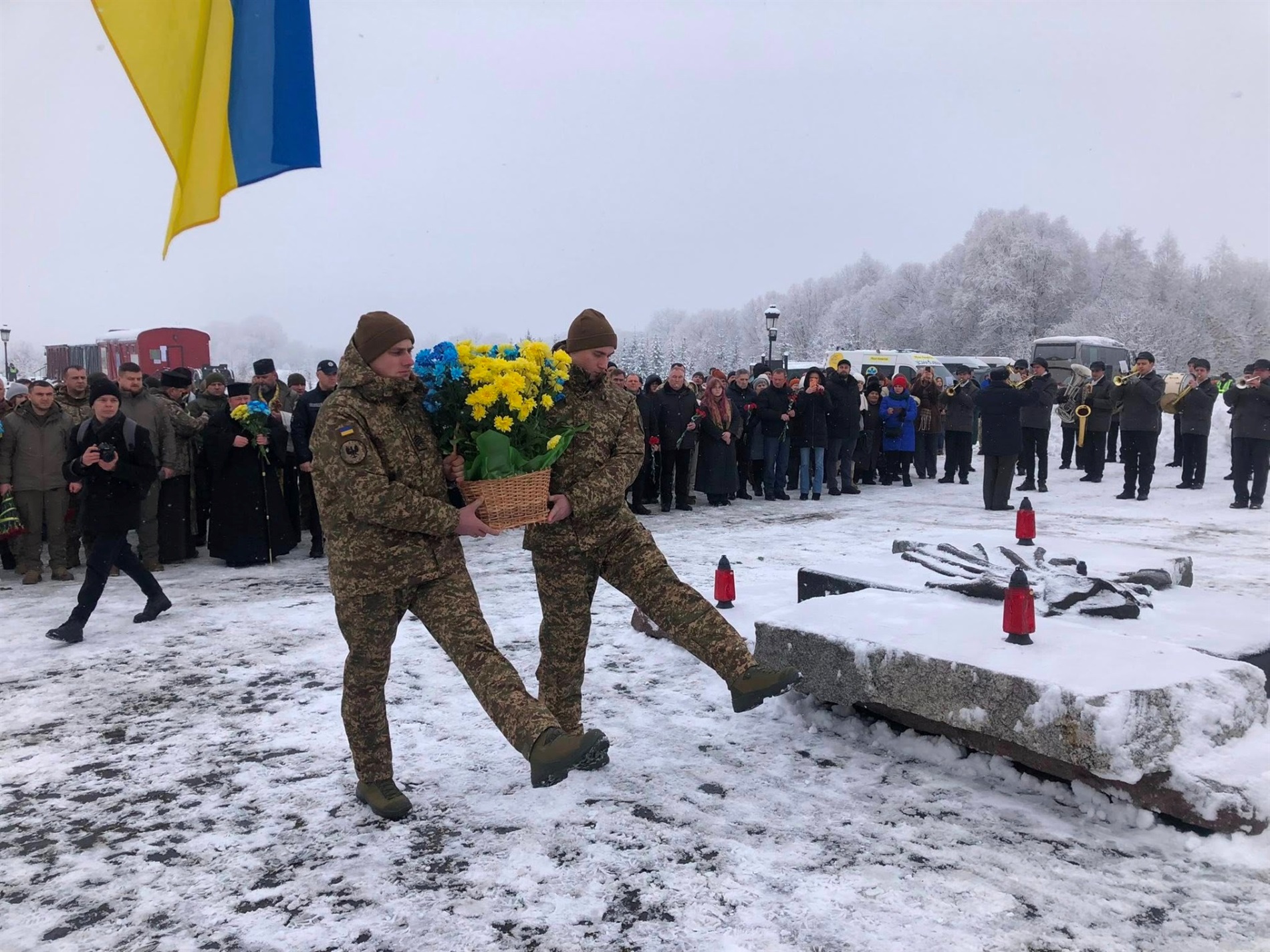 У Крутах вшанували героїв легендарного бою