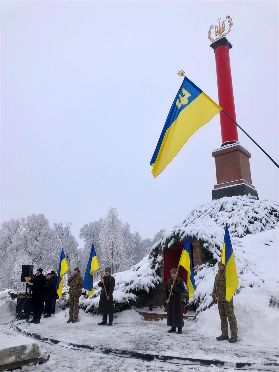 У Крутах вшанували героїв легендарного бою
