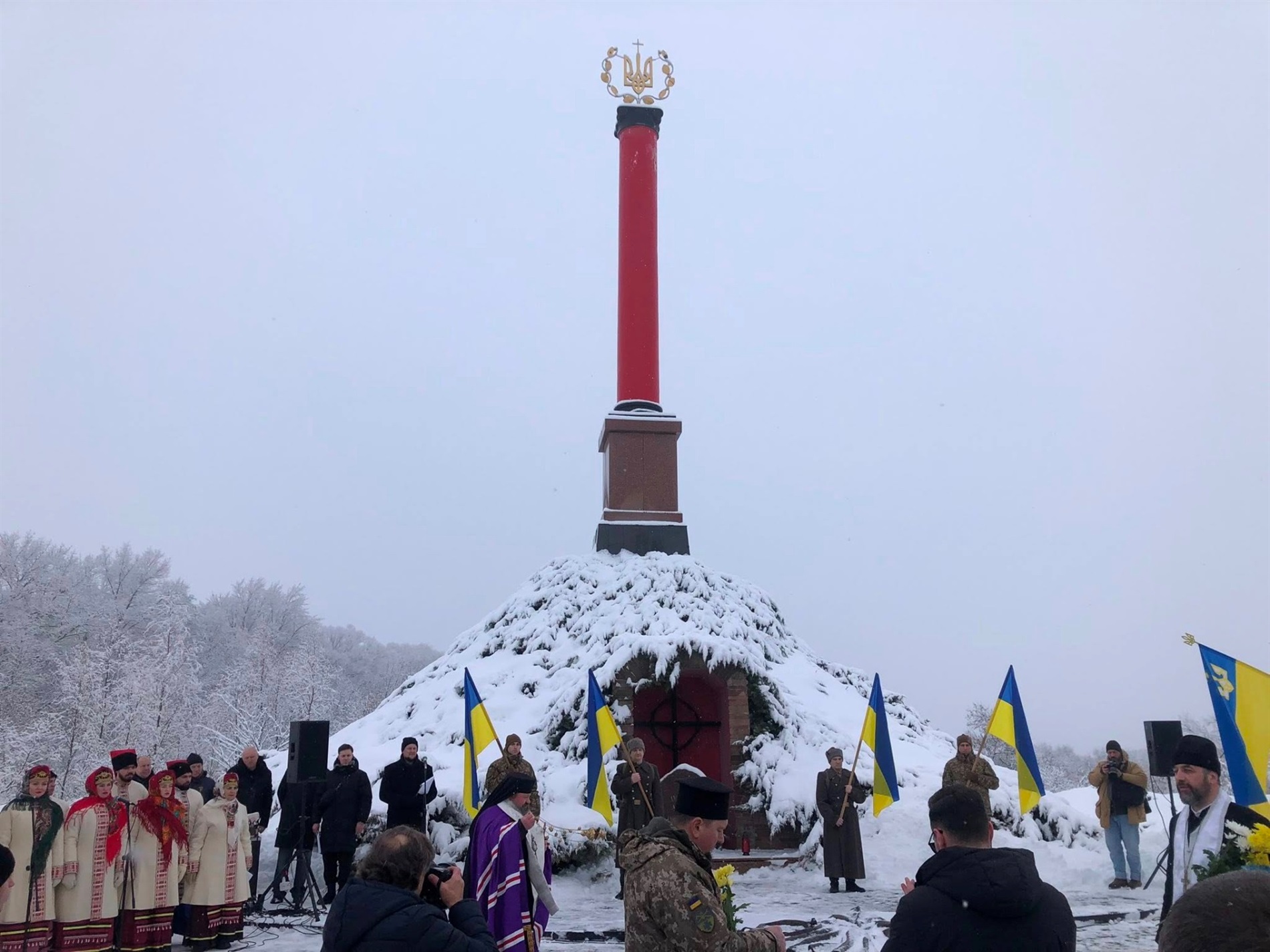 У Крутах вшанували героїв легендарного бою