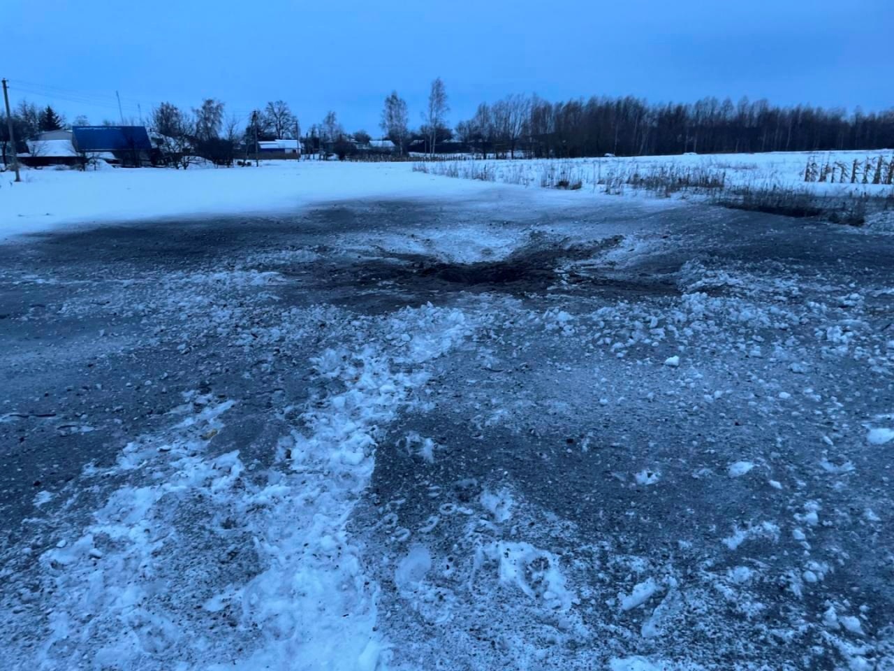 Під ударами шахедів: понівечені будівлі, всіяні уламками подвір'я, загибла худоба