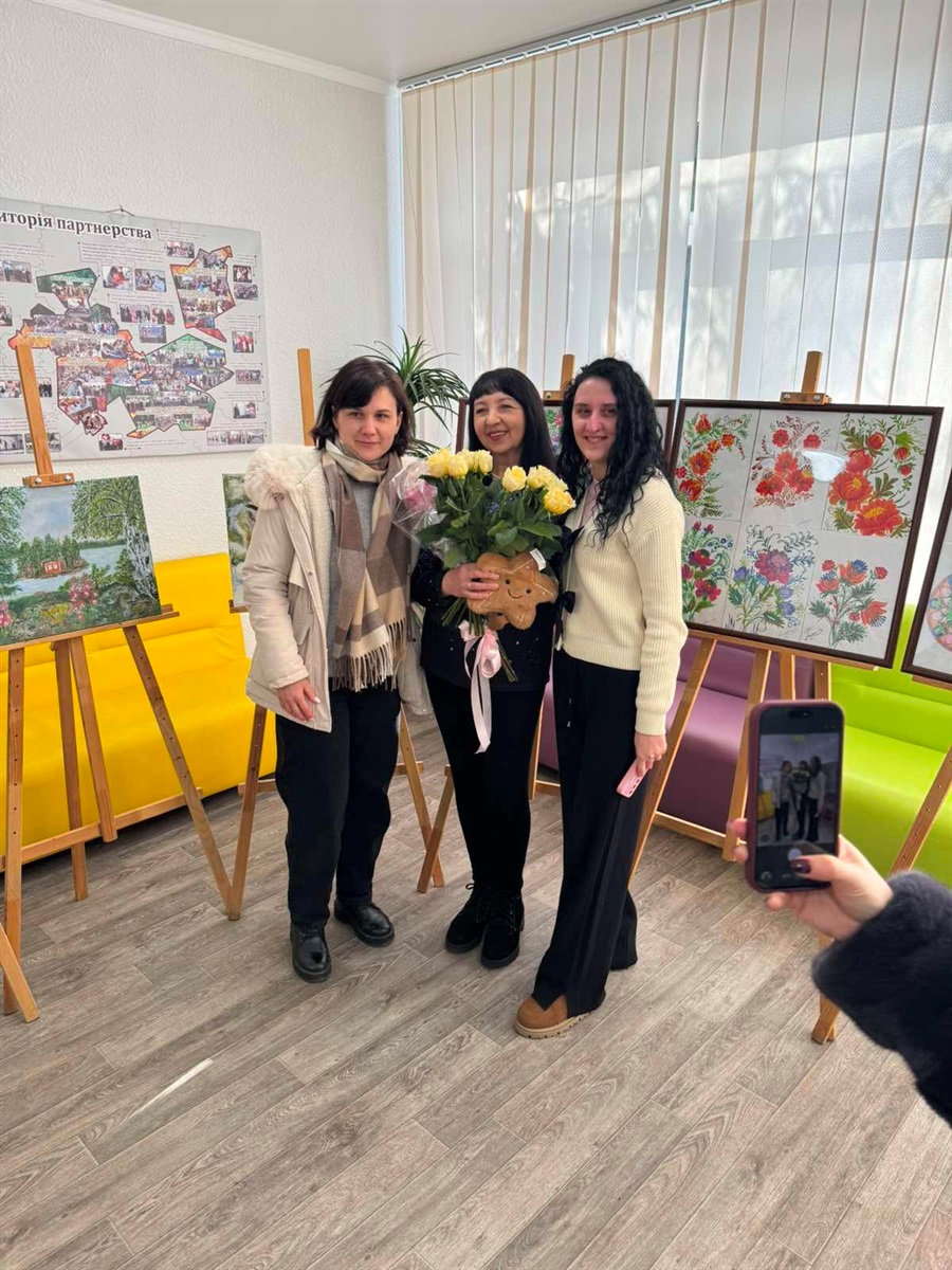 «Людина може все!» Творча виставка Лідії Деркач у соціальному хабі