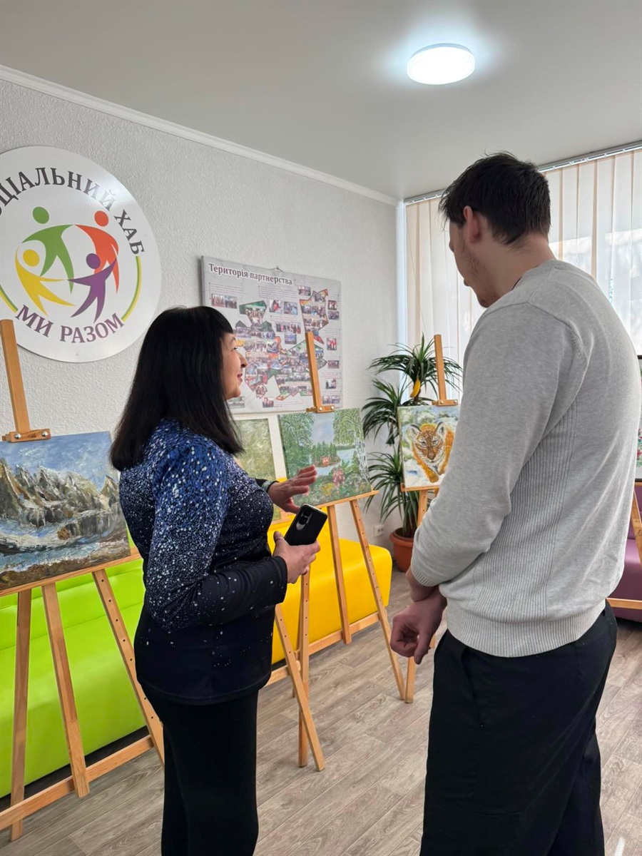 «Людина може все!» Творча виставка Лідії Деркач у соціальному хабі