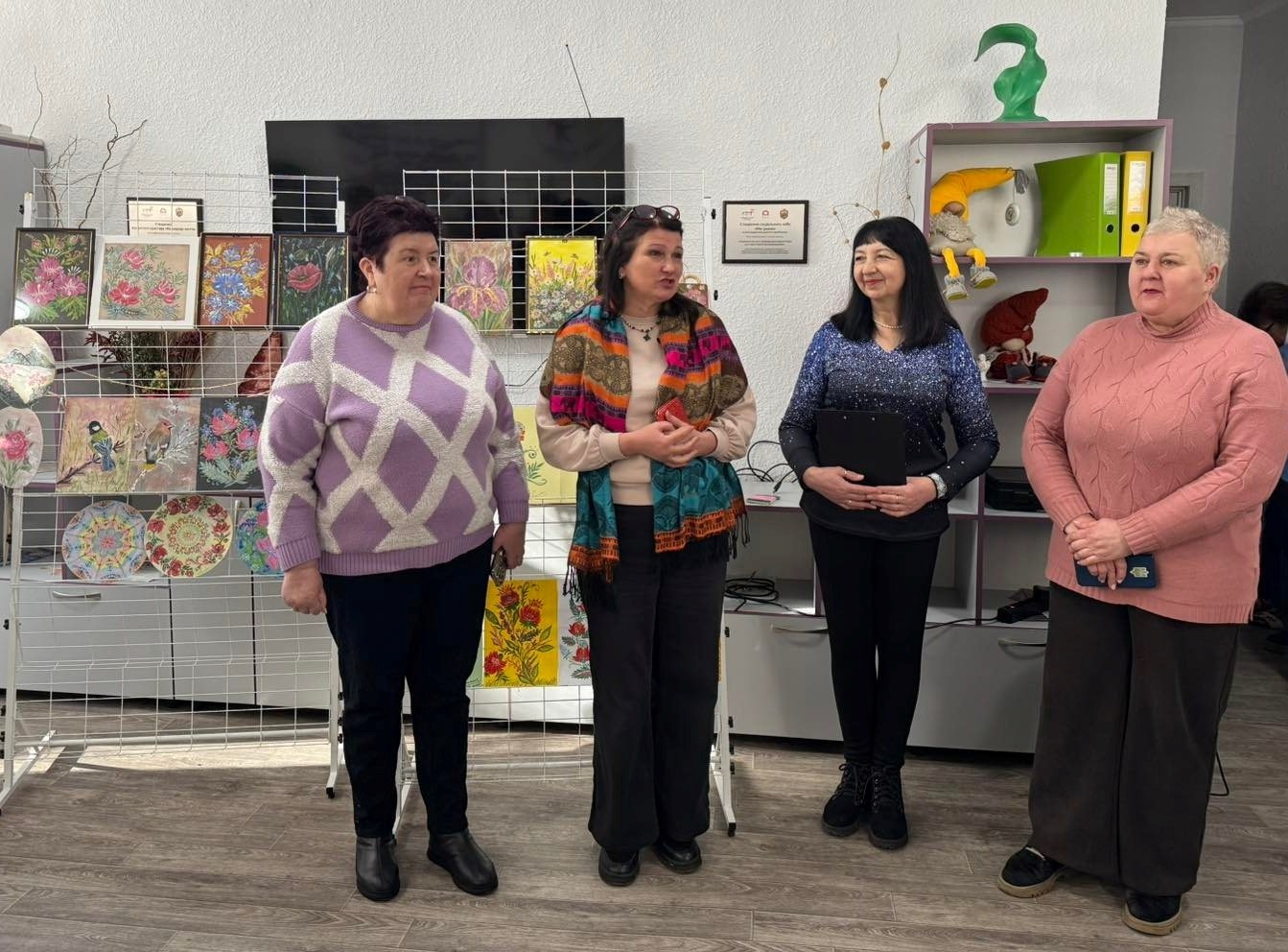 «Людина може все!» Творча виставка Лідії Деркач у соціальному хабі