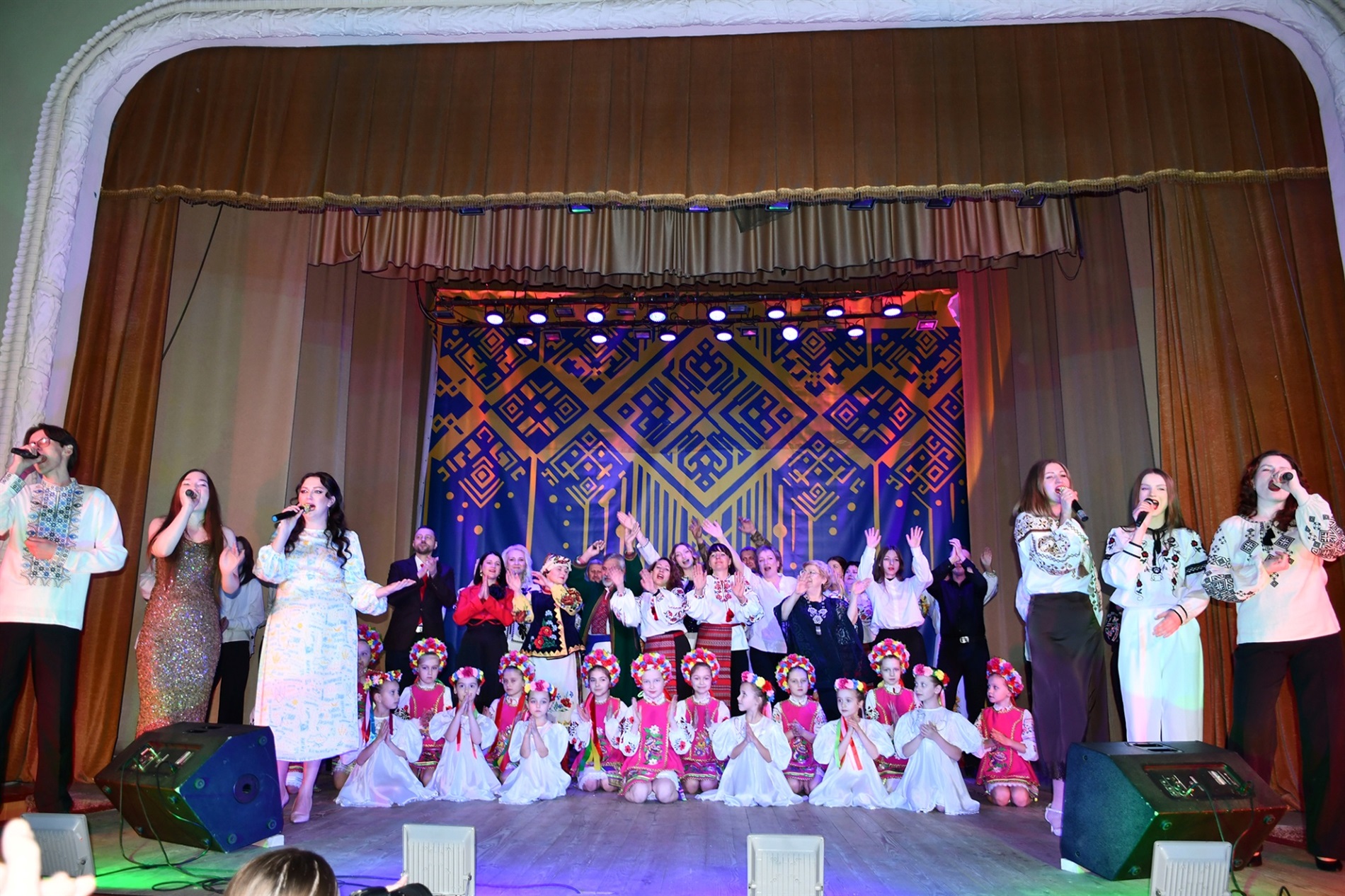 56 500 гривень - результат благодійного концерту «Непереможна Україна»