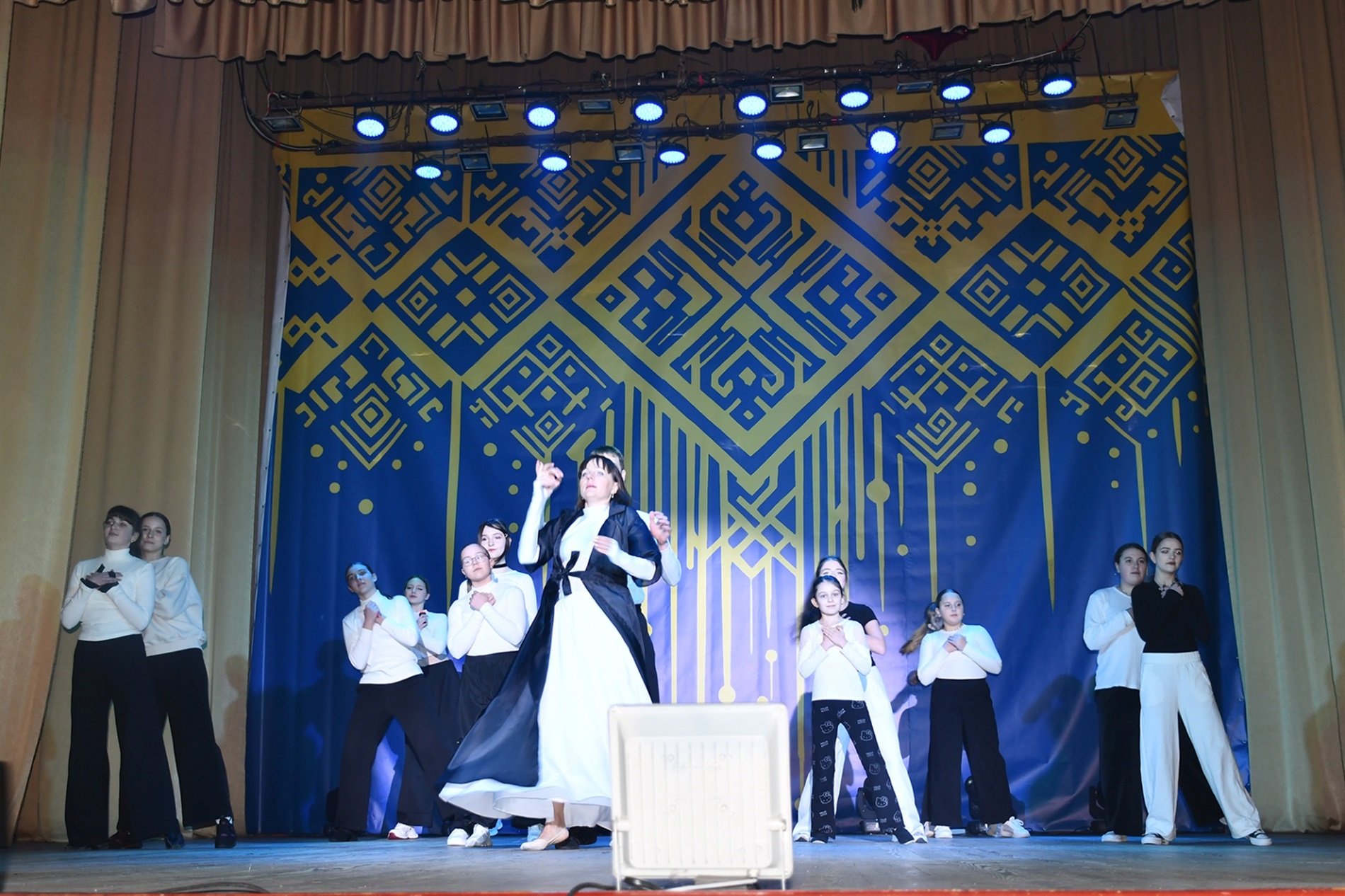 56 500 гривень - результат благодійного концерту «Непереможна Україна»