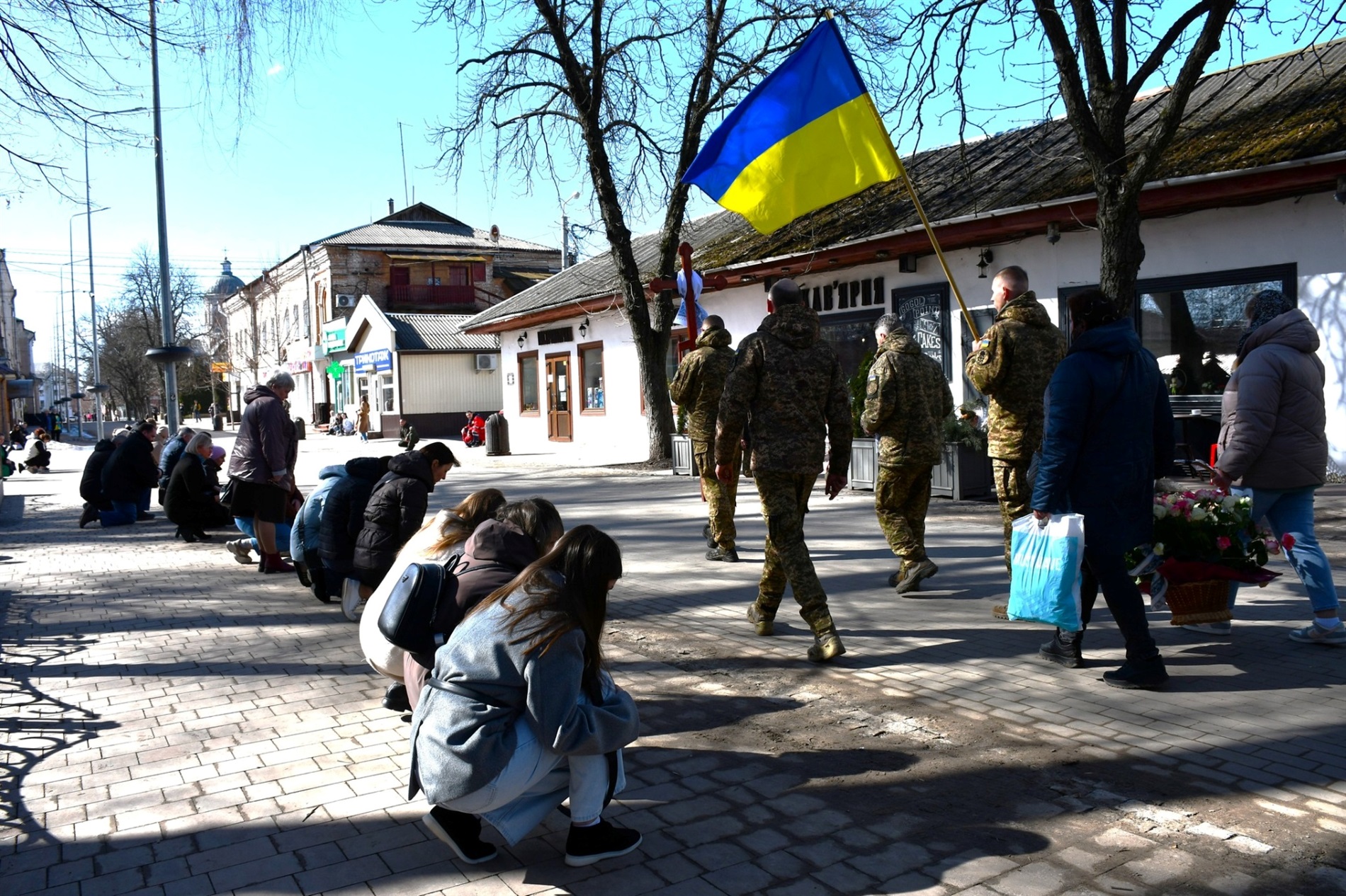 Ніжинська громада провела в останній шлях захисника України - Романа Шостака