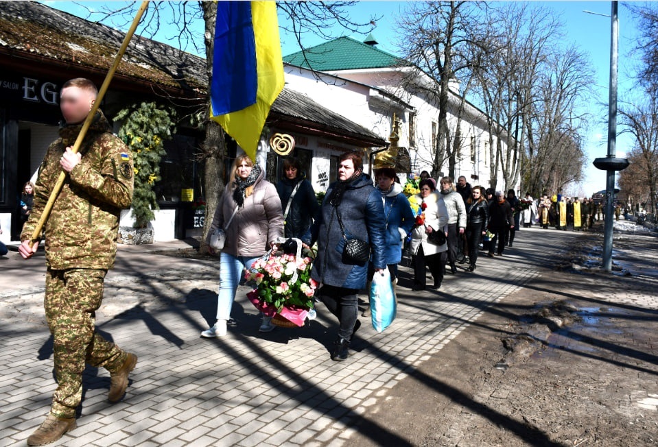 Ніжинська громада провела в останній шлях захисника України - Романа Шостака