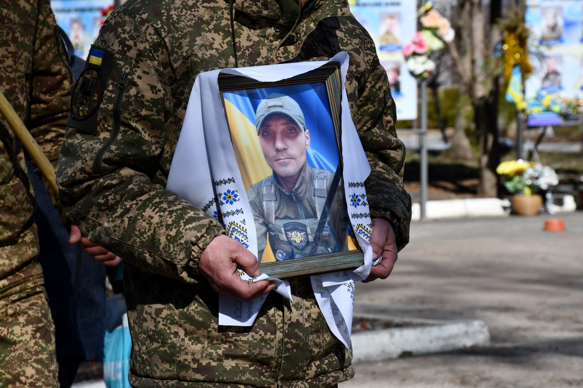 Ніжинська громада провела в останній шлях захисника України - Романа Шостака