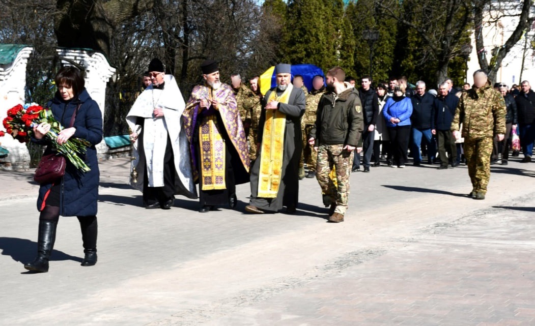Ніжинська громада провела в останній шлях захисника України - Романа Шостака