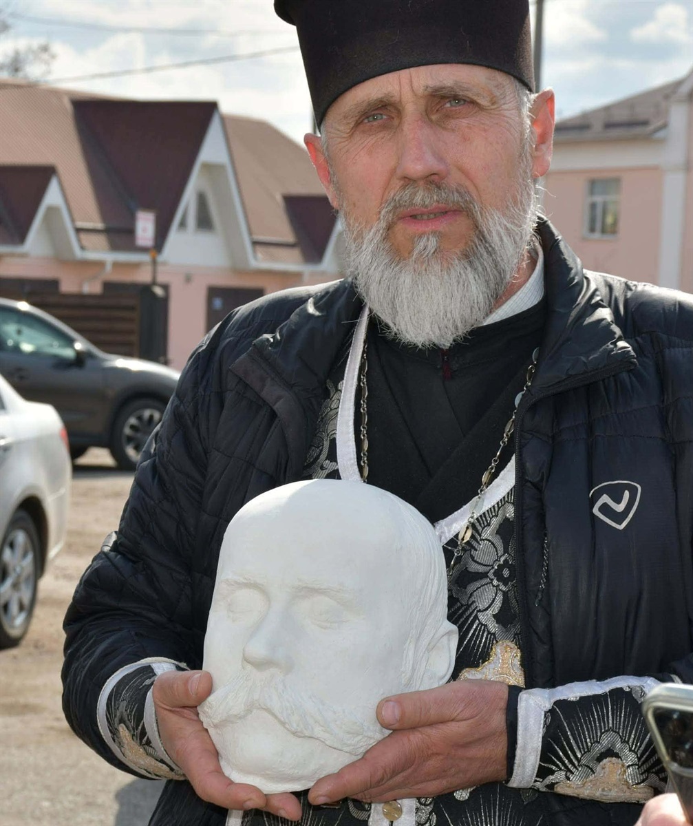 Настоятель Спасо-Преображенської  церкви отець Петро