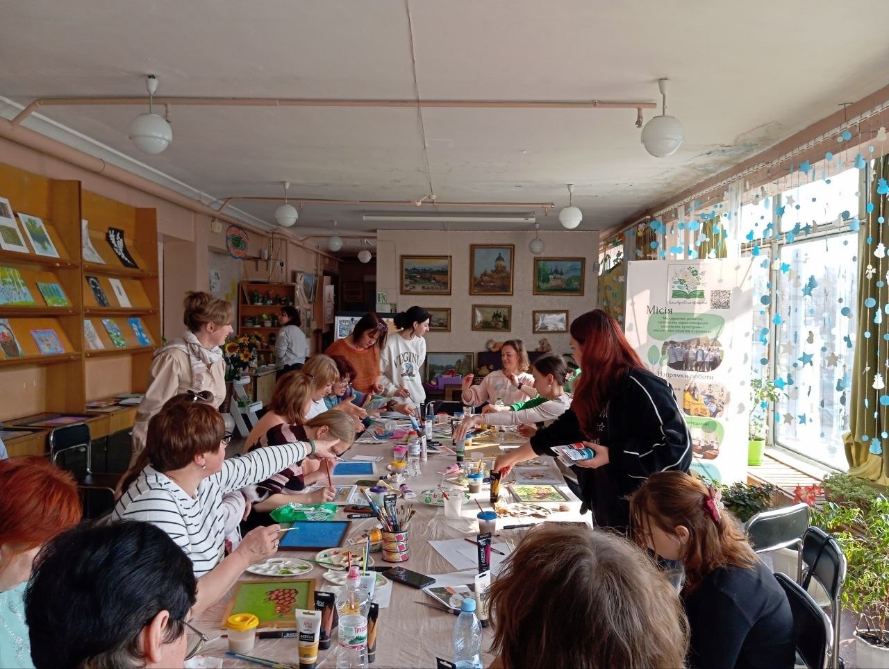 У вирі творчих подій і нових історій. Малювали на склі 