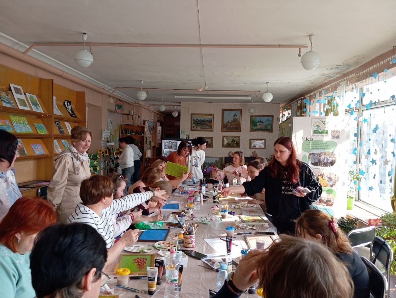 У вирі творчих подій і нових історій. Малювали на склі 