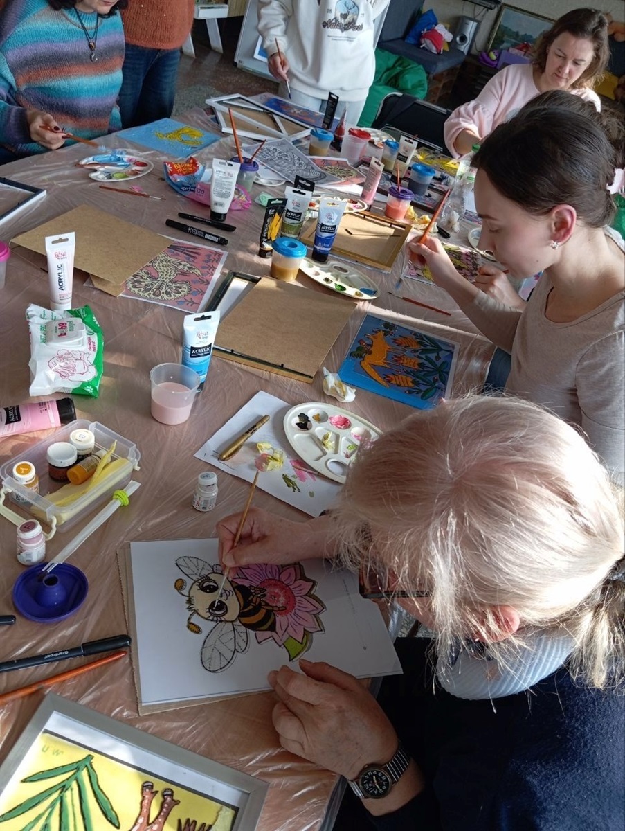 У вирі творчих подій і нових історій. Малювали на склі 