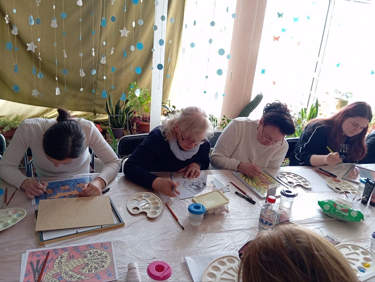 У вирі творчих подій і нових історій. Малювали на склі 