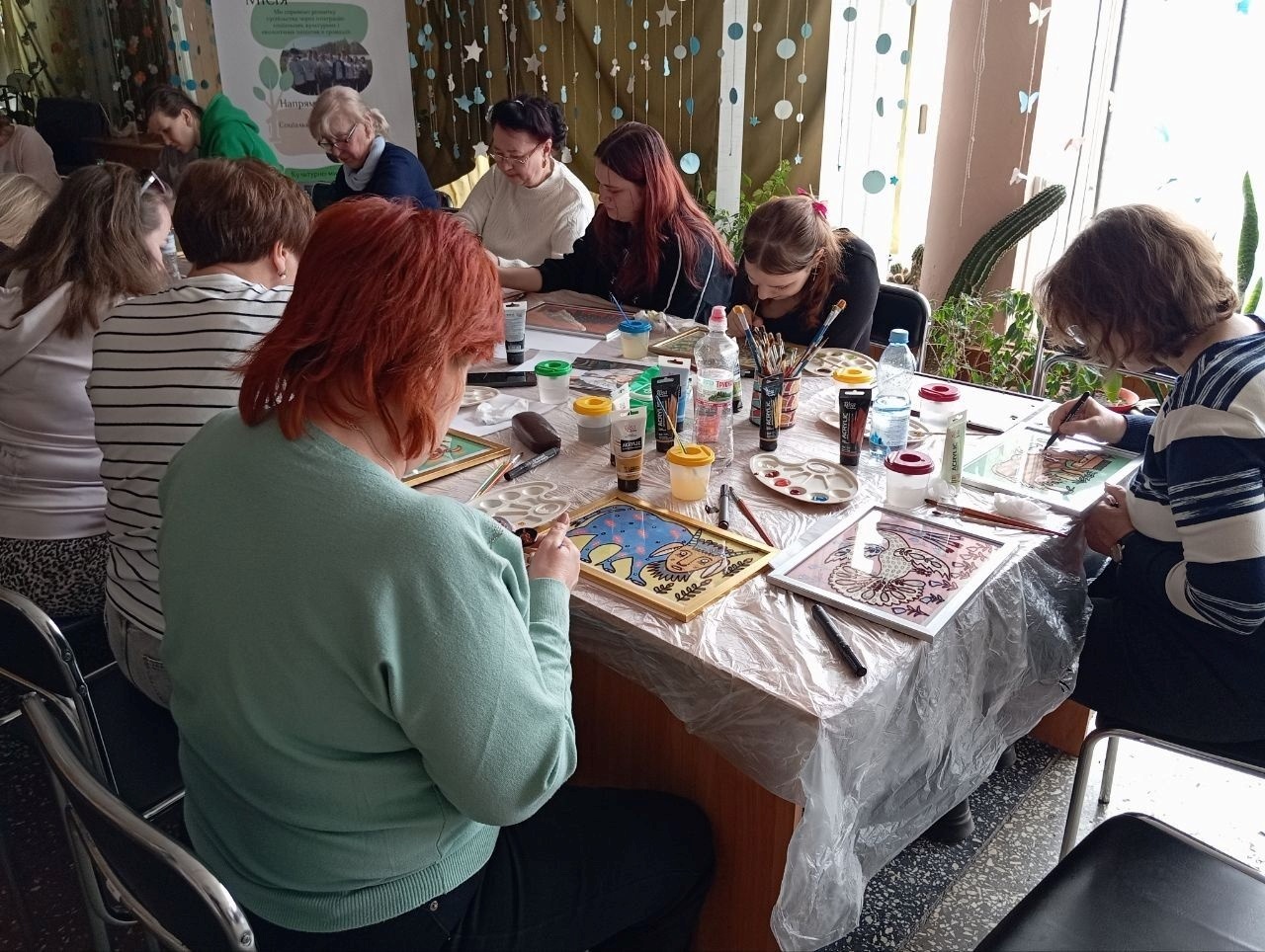 У вирі творчих подій і нових історій. Малювали на склі 