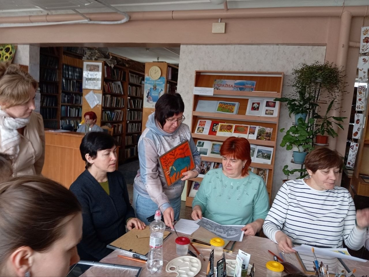 У вирі творчих подій і нових історій. Малювали на склі 