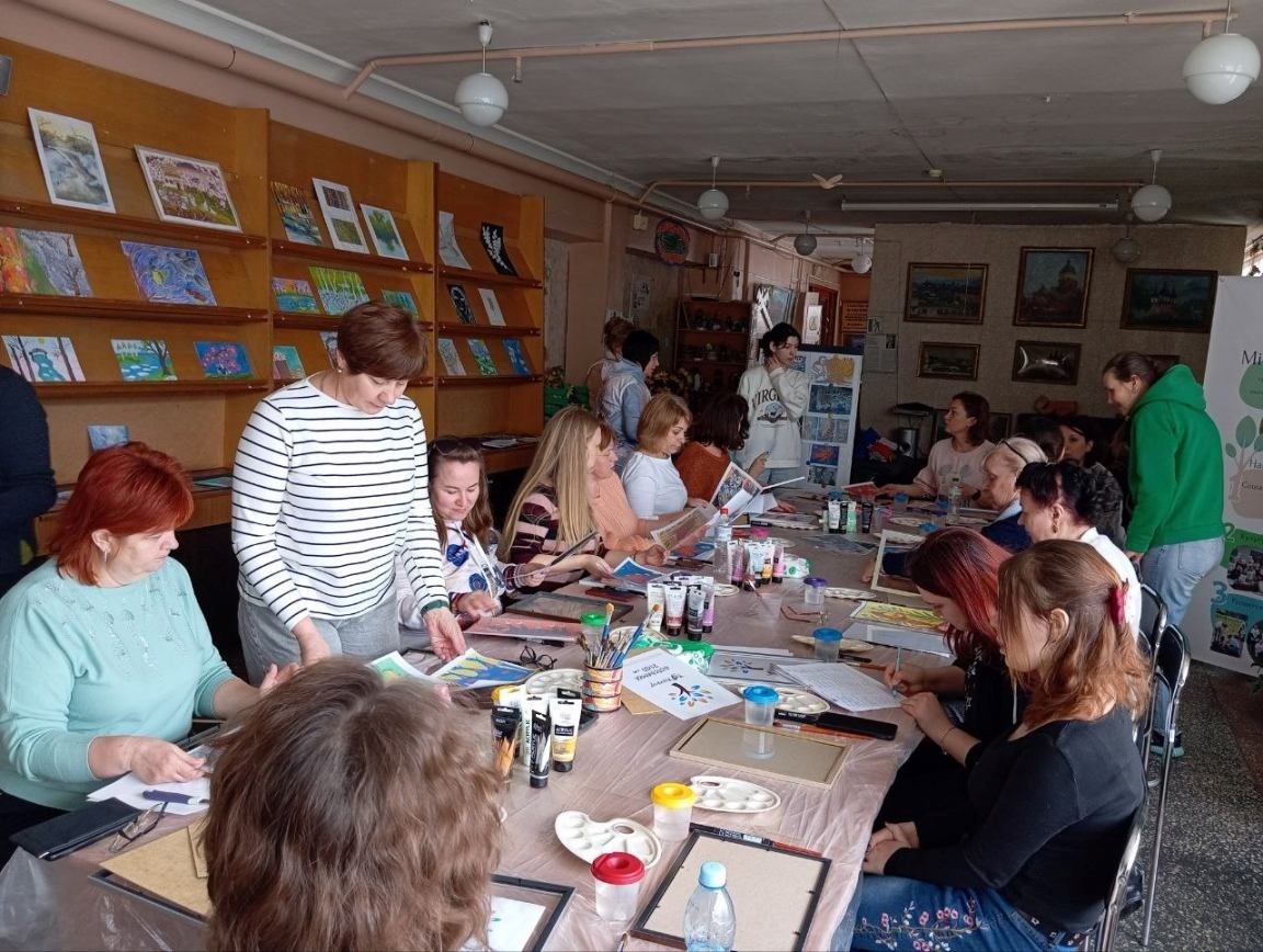 У вирі творчих подій і нових історій. Малювали на склі 