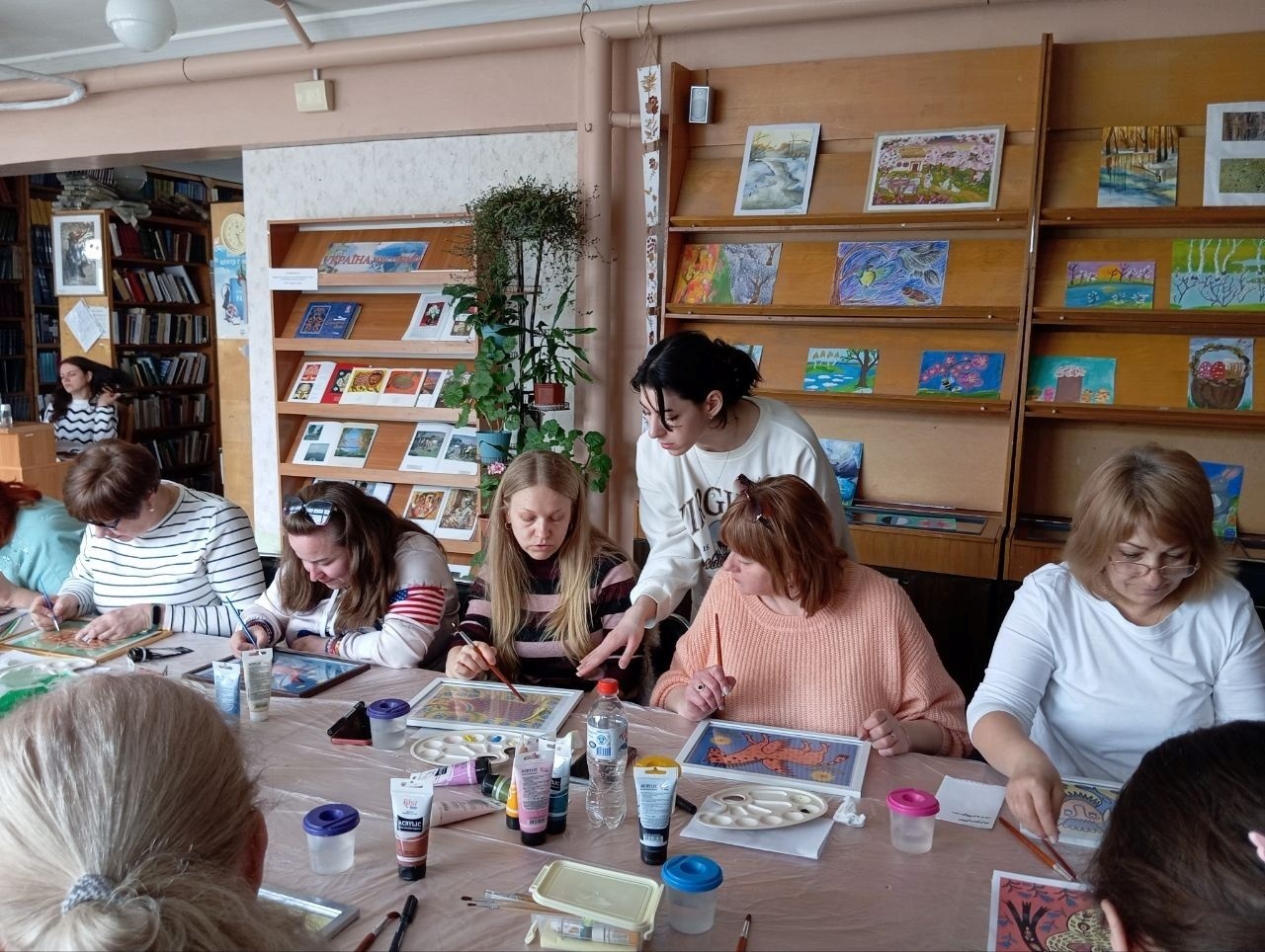 У вирі творчих подій і нових історій. Малювали на склі 