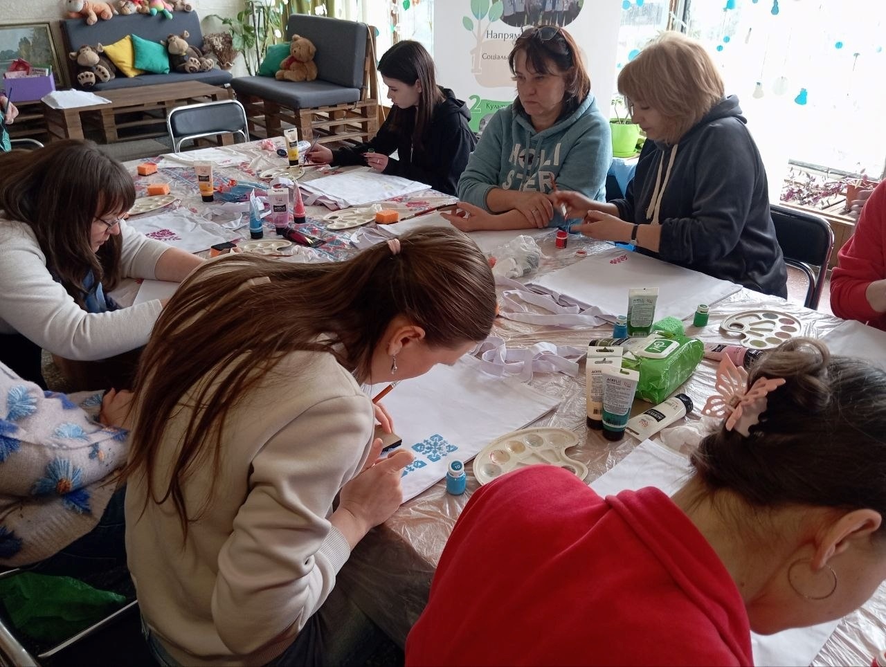 У Ніжинській бібліотеці пройшов майстер-клас з вибійки – давнього українського мистецтва