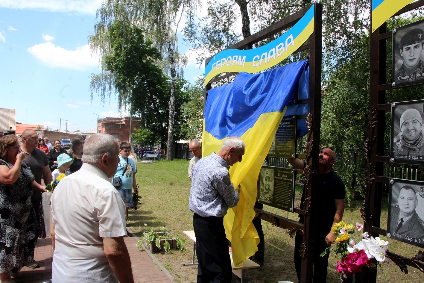 Ще одна стела Пам'яті в гімназії № 10 . Світла пам'ять нашим Захисникам!
