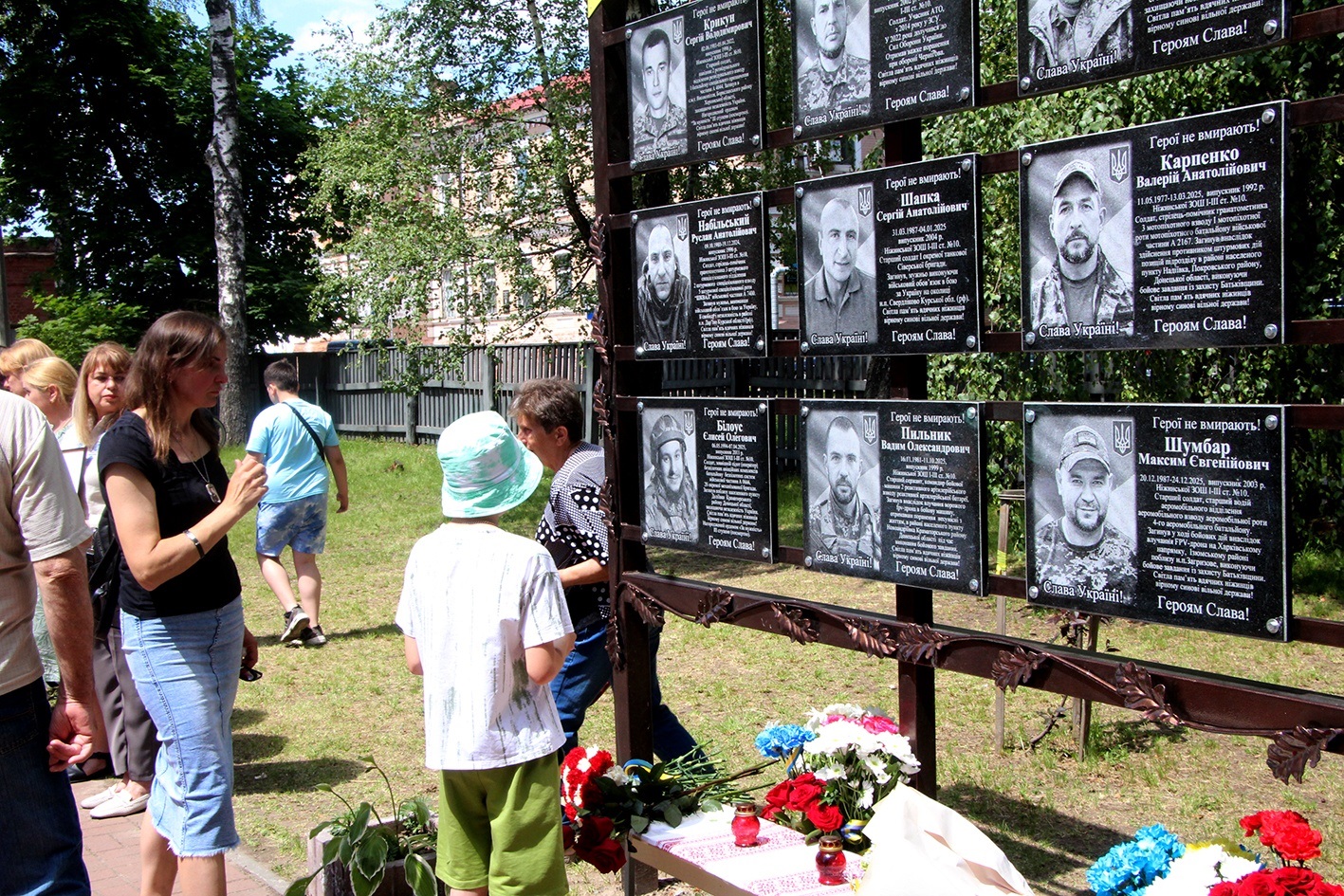 Ще одна стела Пам'яті в гімназії № 10 . Світла пам'ять нашим Захисникам!