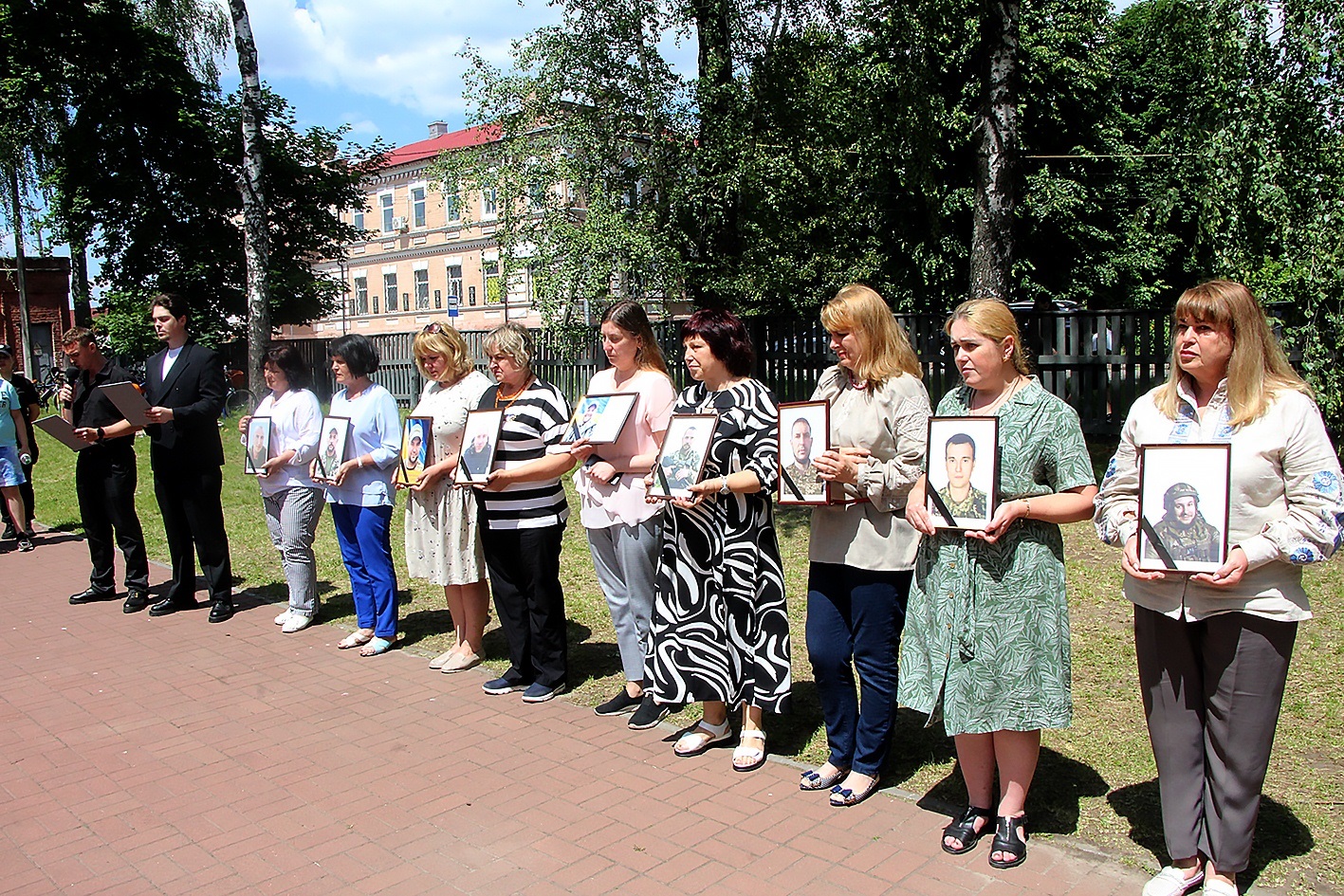 Ще одна стела Пам'яті в гімназії № 10 . Світла пам'ять нашим Захисникам!