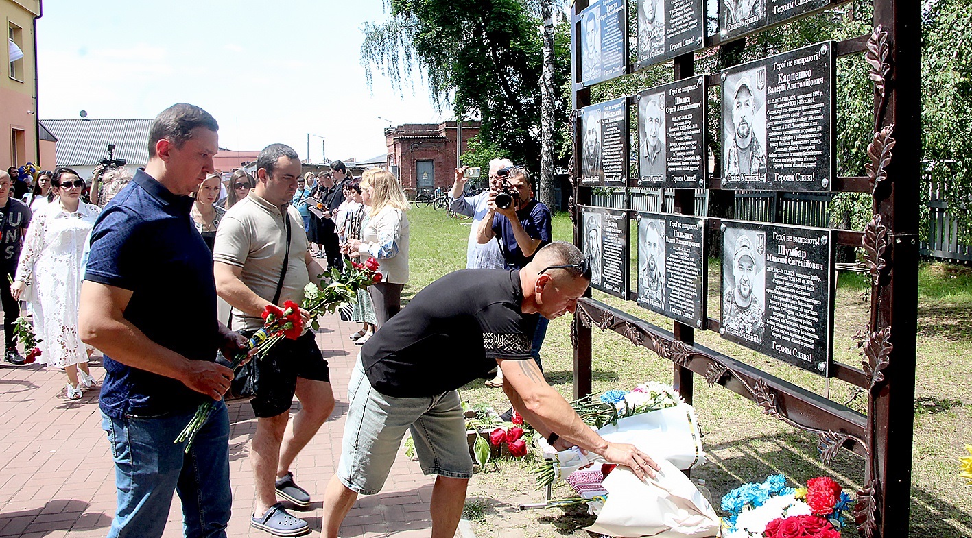 Ще одна стела Пам'яті в гімназії № 10 . Світла пам'ять нашим Захисникам!