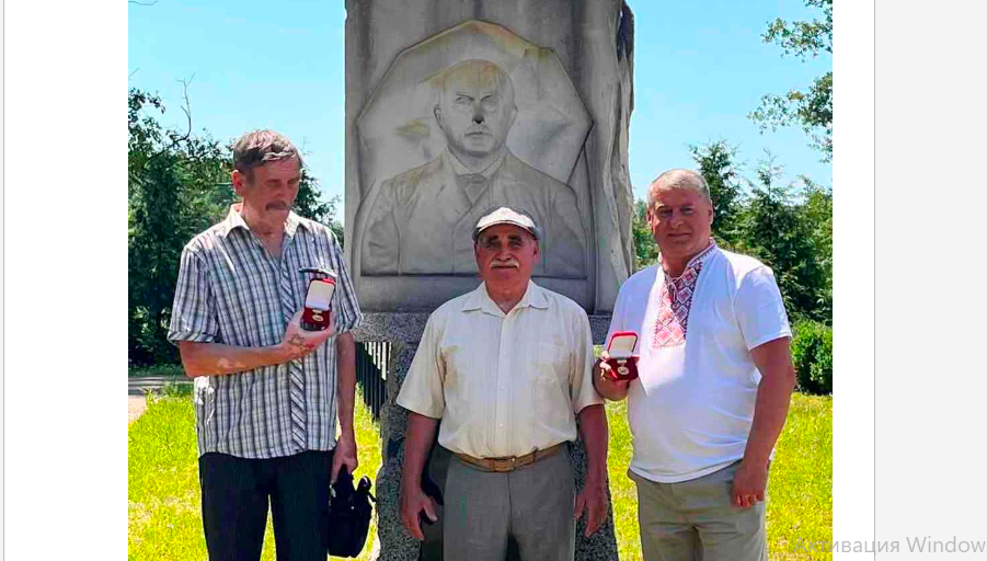 Зліва направо: Анатолій Шкуліпа, Іван Забіяка, Михайло Логвиненко.
Родзинка пам’ятника в тому, що звідки б ти не дивився на Василя Горленка, він теж зацікавлено супроводжує тебе очима.
Фото Володимира Киричка.
