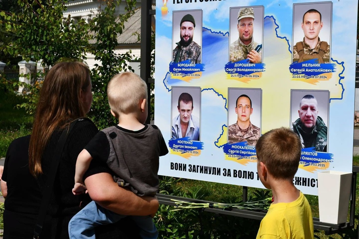 У День Української Державності на Алеї Героїв у Ніжині відкрили ще два стенди Захисникам