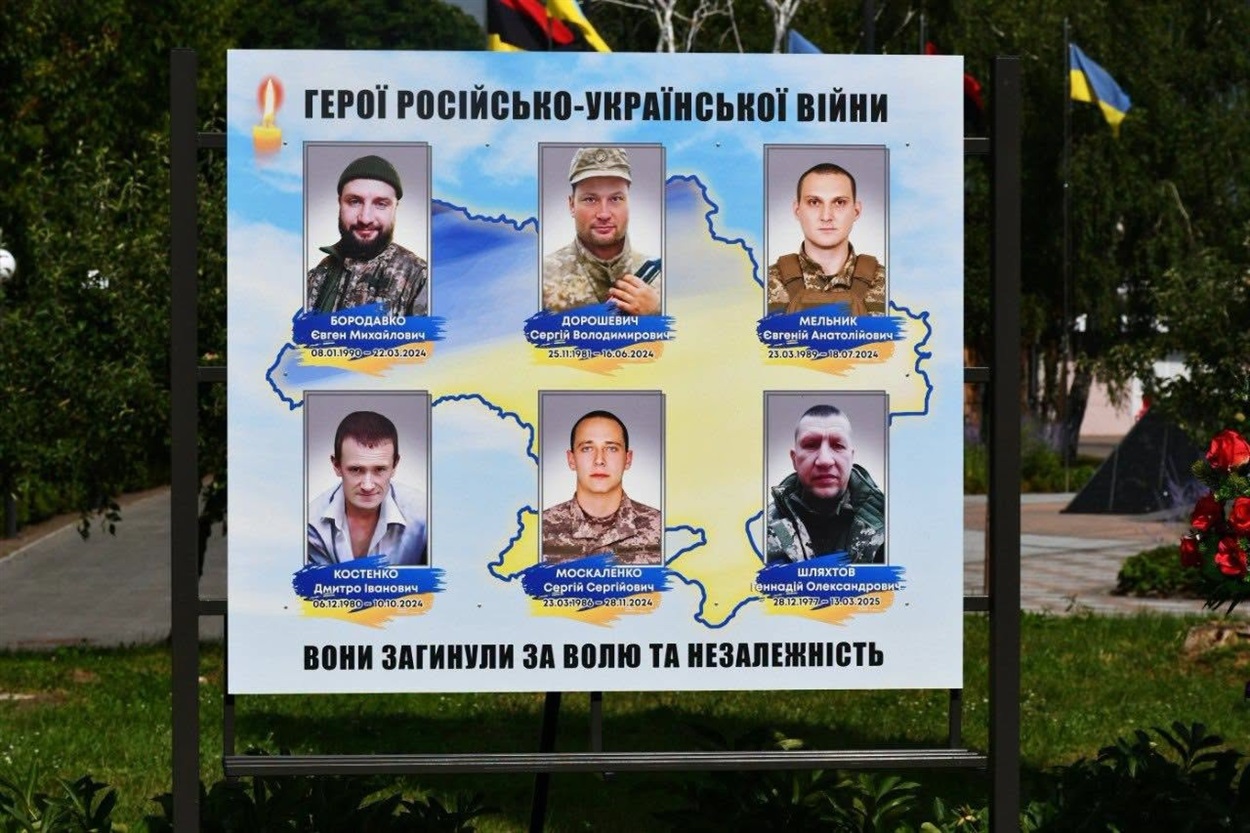 У День Української Державності на Алеї Героїв у Ніжині відкрили ще два стенди Захисникам